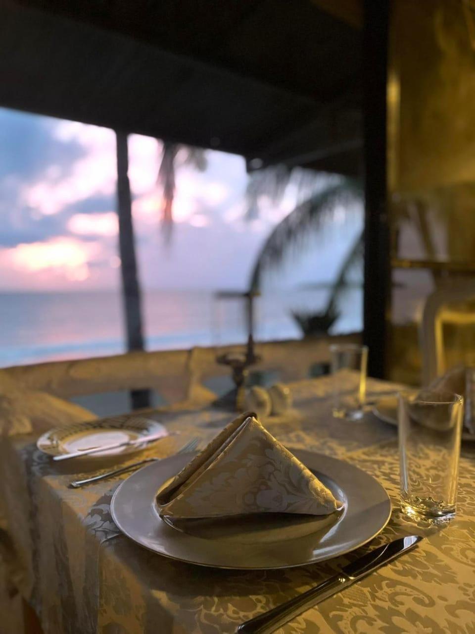 Sunbloom Beachfront Hotel And Restaurant Zambales Sinabacan Extérieur photo