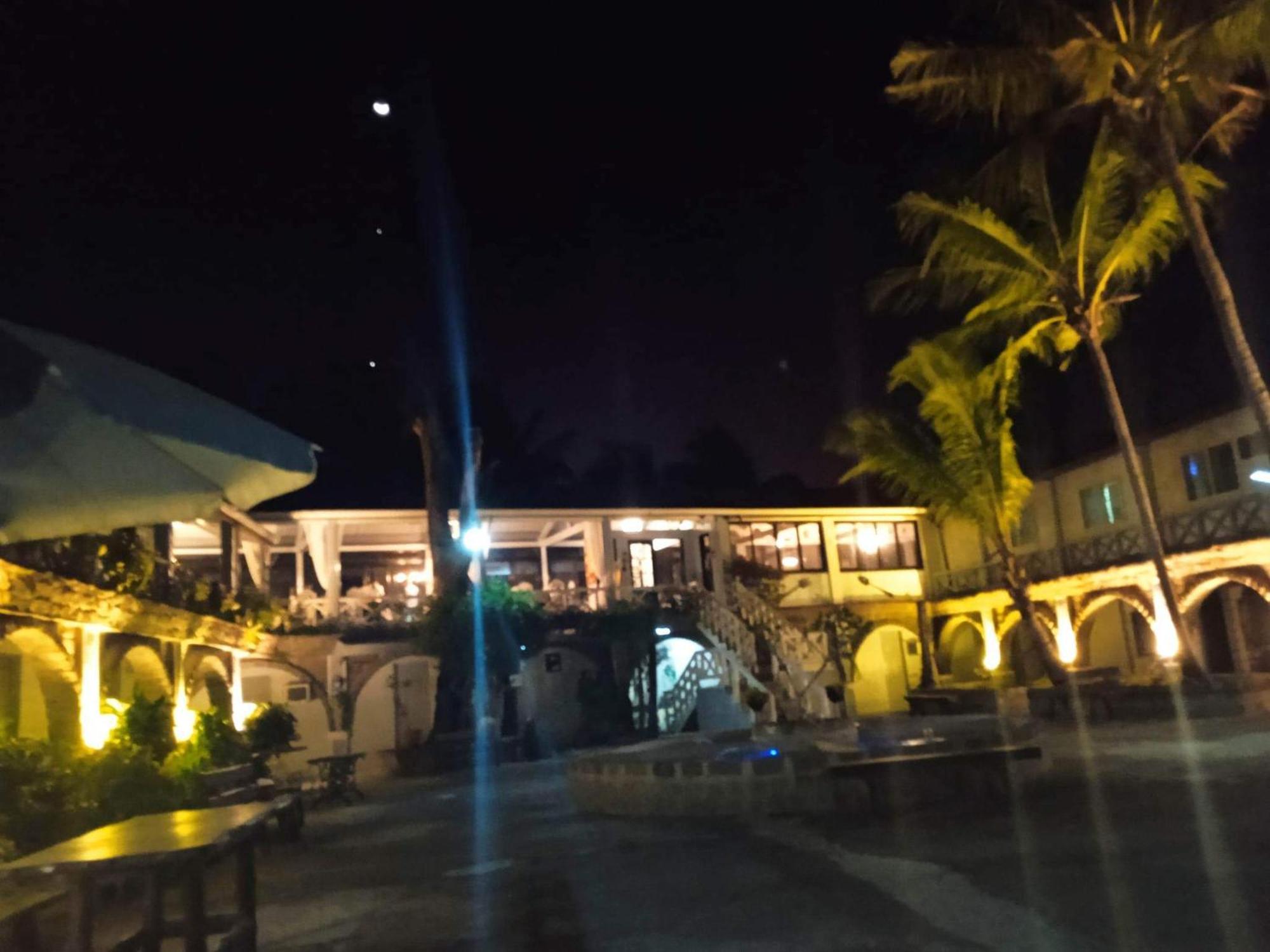 Sunbloom Beachfront Hotel And Restaurant Zambales Sinabacan Chambre photo